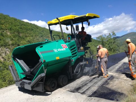 asfaltiranje finišerom VÖGELE